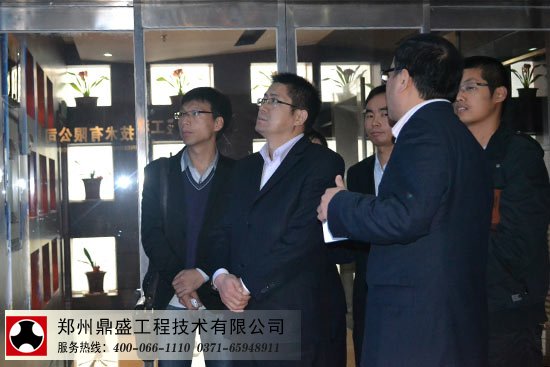 鄭州鼎盛董事長(zhǎng)盧洪波陪同豫企五百網(wǎng)訪問(wèn)團(tuán)參觀