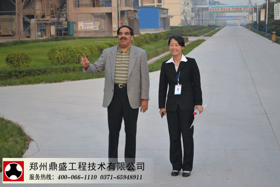 鄭州鼎盛工作人員陪同沙特客戶參觀天瑞水泥沙石生產(chǎn)線