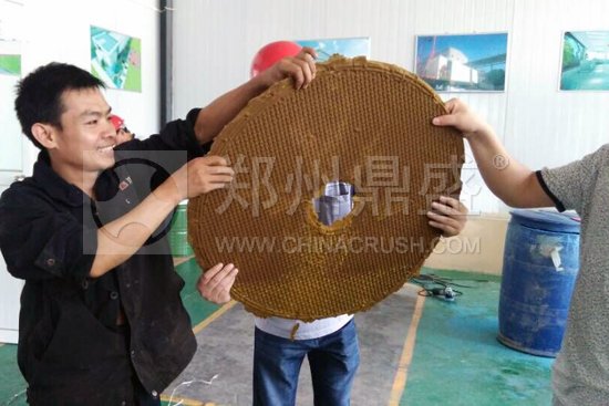 圖為經(jīng)超高壓污泥壓干機(jī)壓干后的泥餅