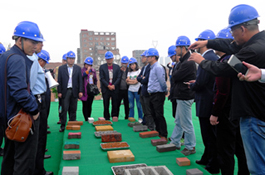 參會代表實地考察建筑垃圾移動破運行現場